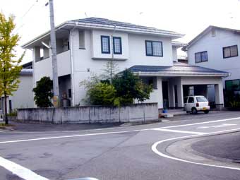 平成2年に建築した住宅。 真っ白な外壁は、一度も塗り替えていない。驚き！！