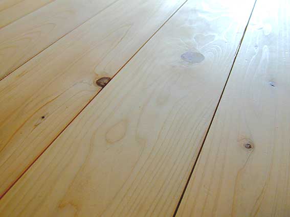 2年経ったK邸の無塗装の桧床。既に艶が出ている。 どのお宅に伺っても、「無塗装の床は良かった」といわれる。多少瑕がつき易くてもこの触感は最高ですね。