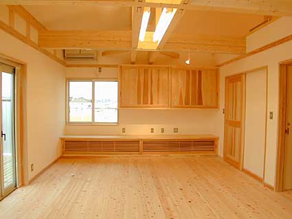 緑の家の床は桧無垢板。壁、天井はエマルジョンペイント、扉は杉の無垢板で建具屋さんが製作。これらはシックハウス法規制対象外の部材。本当はシックハウス法でこのような仕様が良いと言っているのではなく、建てた人ならわかるが、その良さはその木の触感、手触りにある。