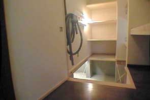 U邸床下入り口（2000.08VTR撮影） 家の中央に納戸があり、納戸の中にメンテナンス（床下収納） 入り口がある。